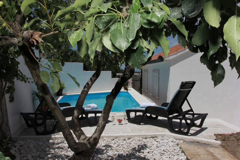 Holiday House Pine Tree Nerezisca Exterior foto